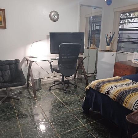 Snug Minimalist Full Bed With 50 Inch Smart Tv, Netflix, Airplay, Mini-Fridge, And 500 Mbps Wifi Near Fiu, Dolphin Mall, Airport ميامي المظهر الخارجي الصورة