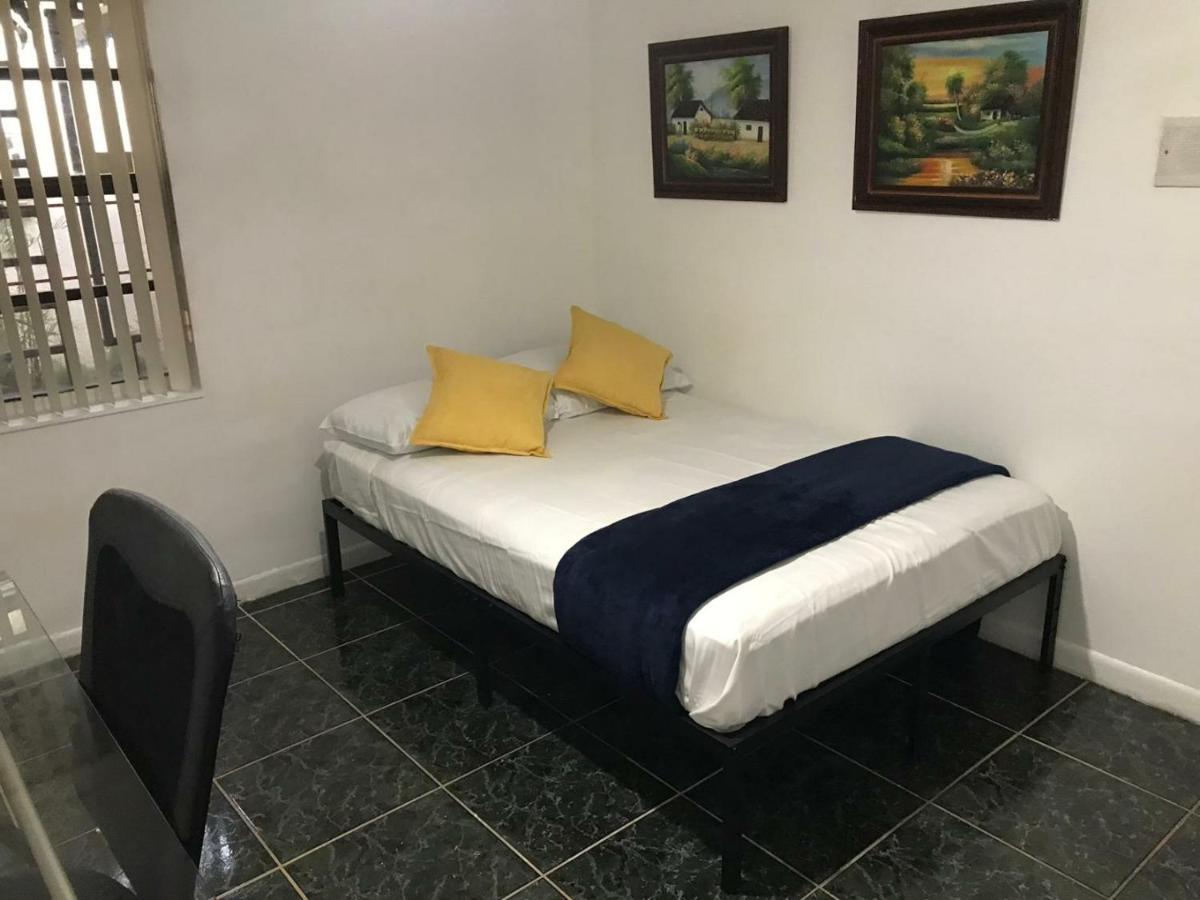 Snug Minimalist Full Bed With 50 Inch Smart Tv, Netflix, Airplay, Mini-Fridge, And 500 Mbps Wifi Near Fiu, Dolphin Mall, Airport ميامي المظهر الخارجي الصورة